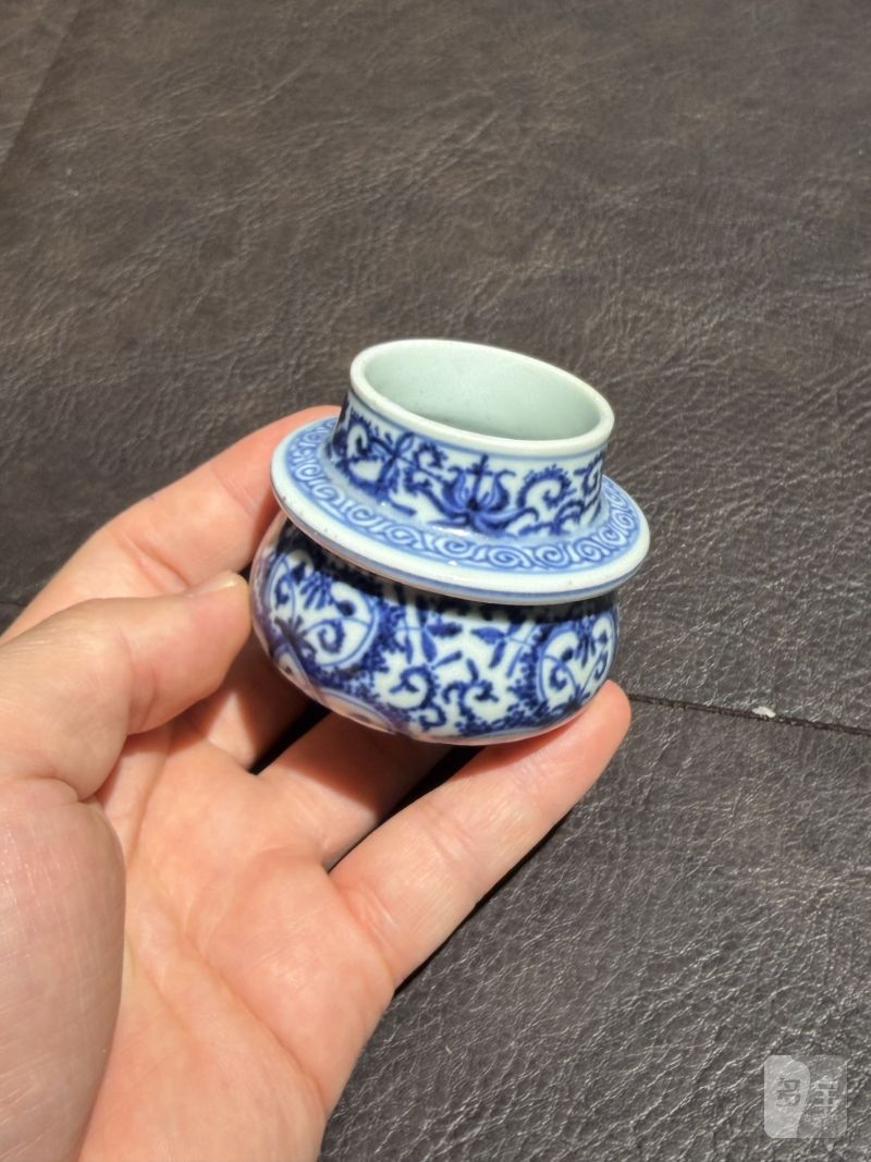 清雍正 仿永乐青花锦地花卉纹轴头罐 - 图5